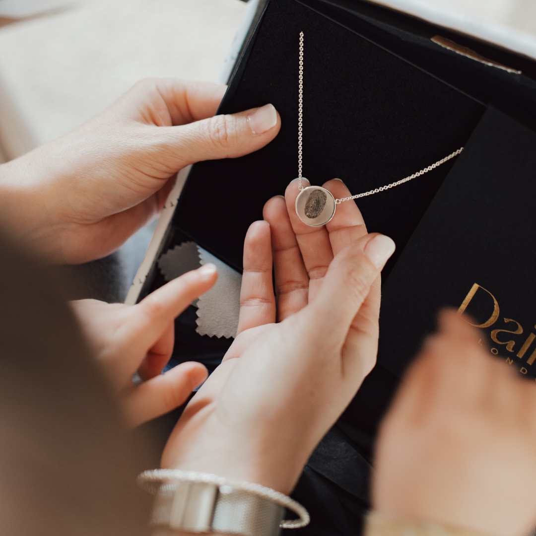 Join our Mummy & Me Mother’s Day necklace making workshop in Chelmsford. Create a personalised gold or silver keepsake and enjoy cake & crafts!