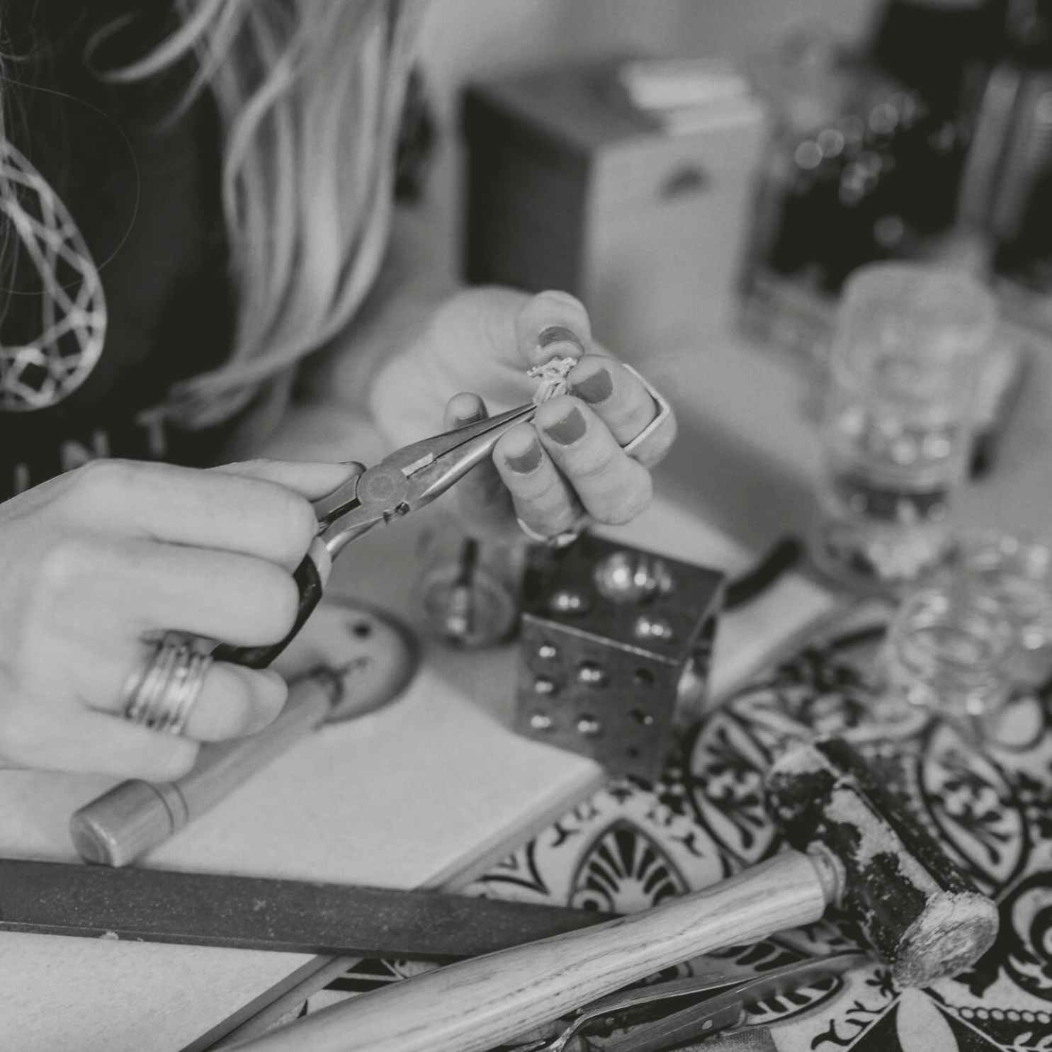 Jade enrolled in a jewellery course at the Goldsmiths’ Centre in London, learning the intricacies of stone setting, fine jewellery design, and high-end craftsmanship. This period shaped the foundations of Dainty London’s British jewellery design style and meticulous attention to detail.